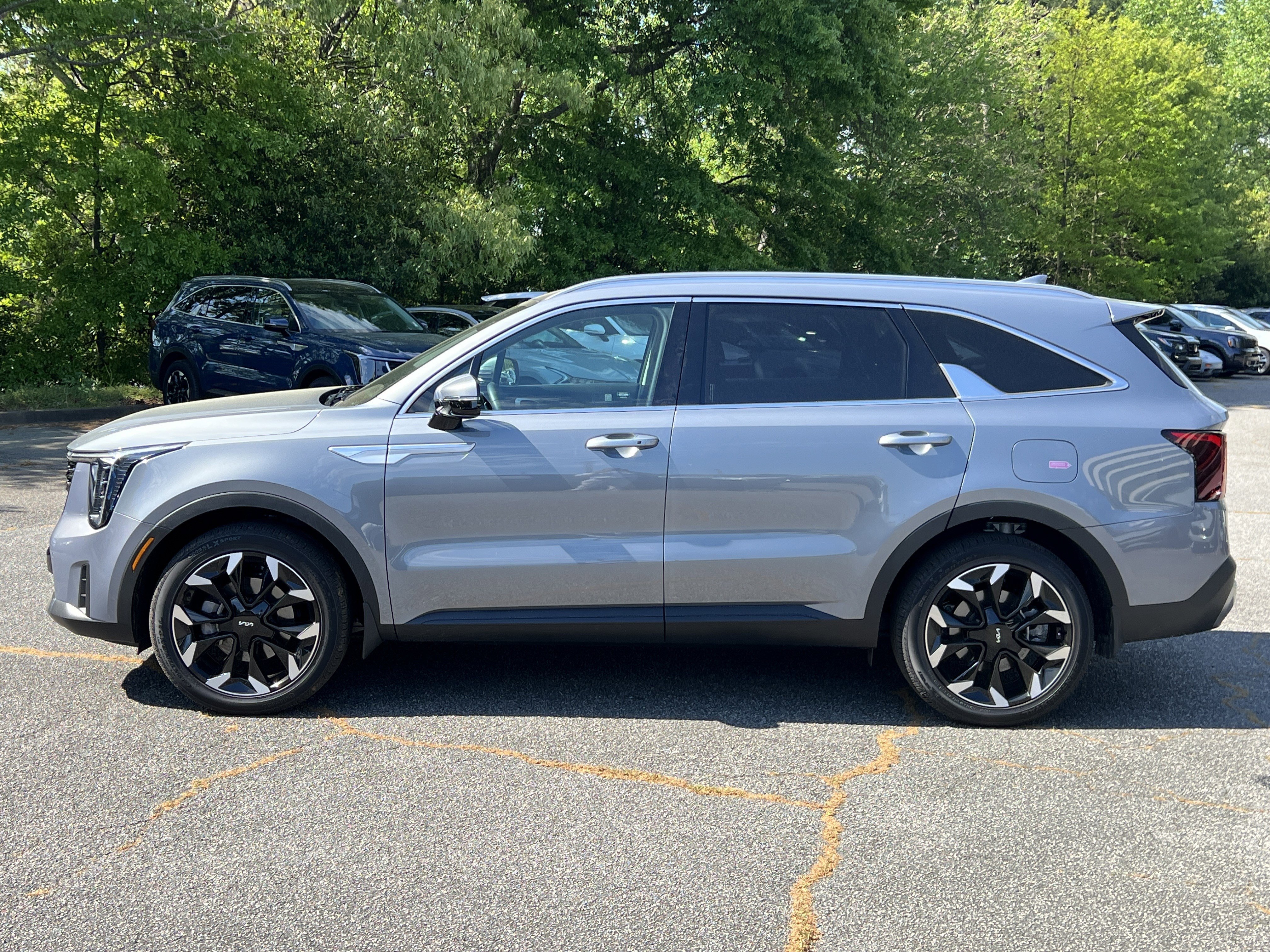 Certified 2025 Kia Sorento EX w/ Panoramic Sunroof Package image 4
