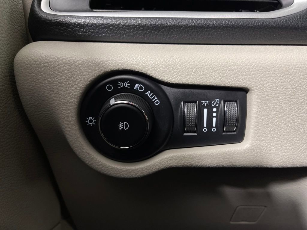 Used 2024 Chrysler Pacifica Touring-L image 28