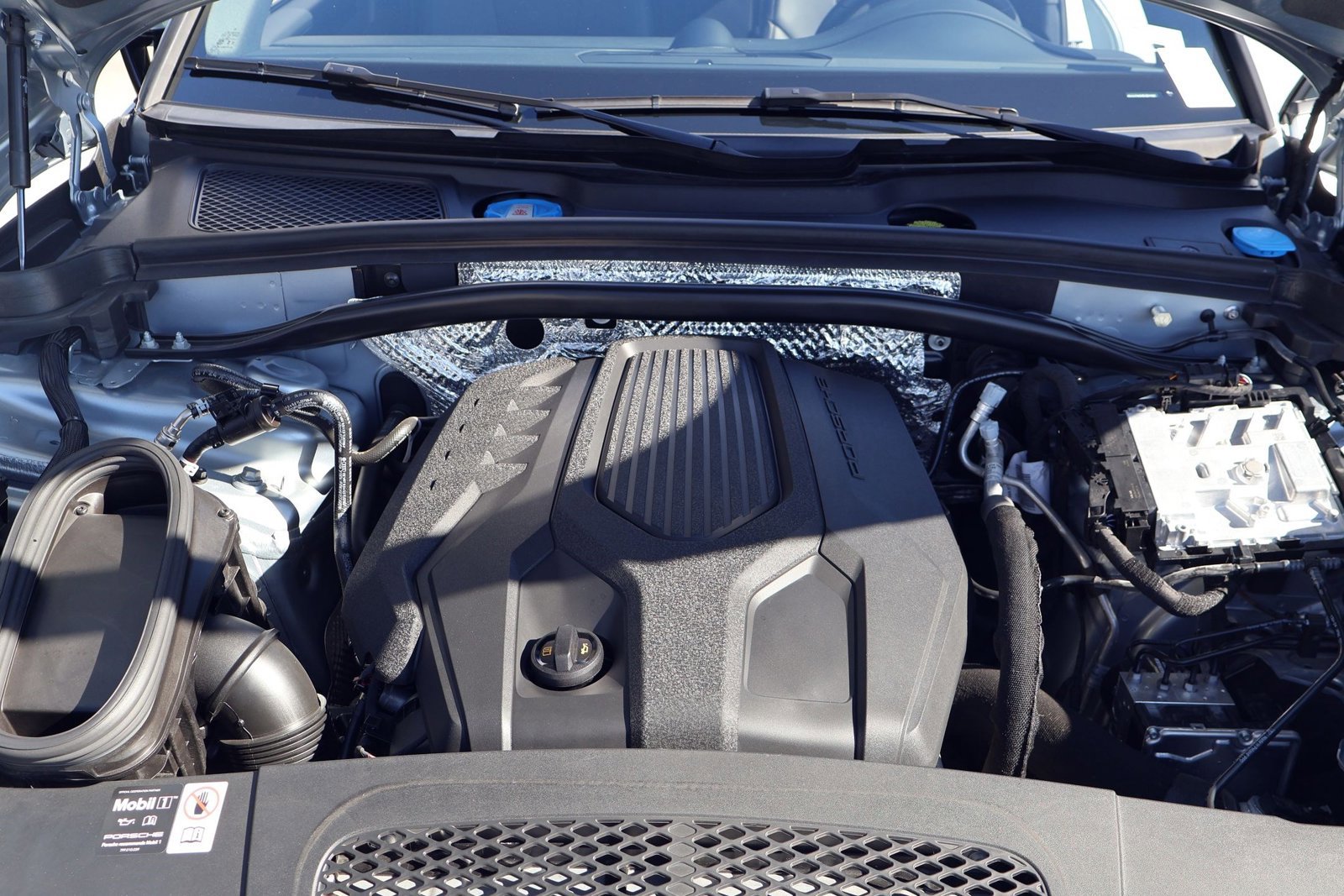 Certified 2025 Porsche Macan image 27