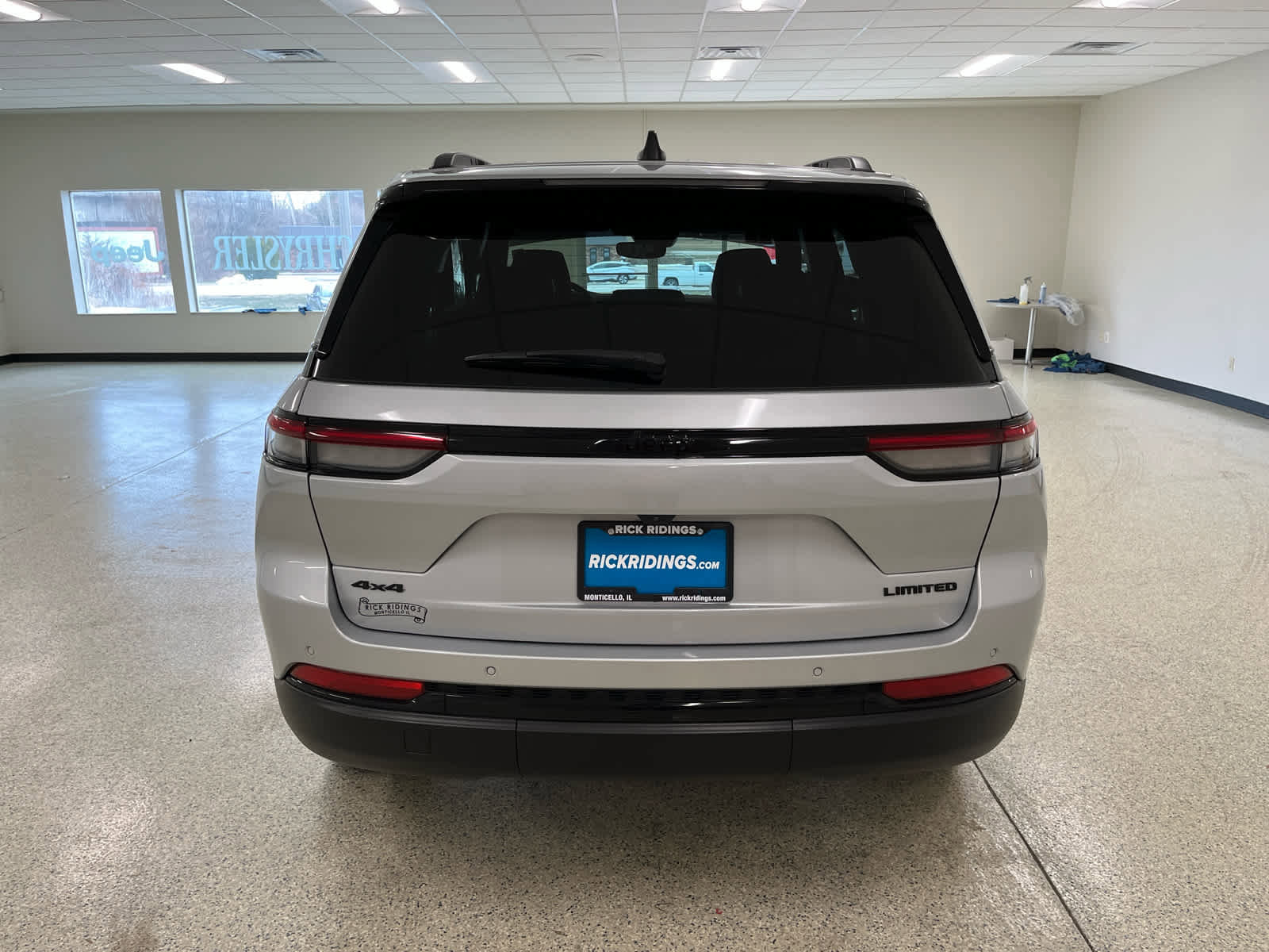 Used 2024 Jeep Grand Cherokee Limited w/ Black Appearance Package AWD/4WD image 8