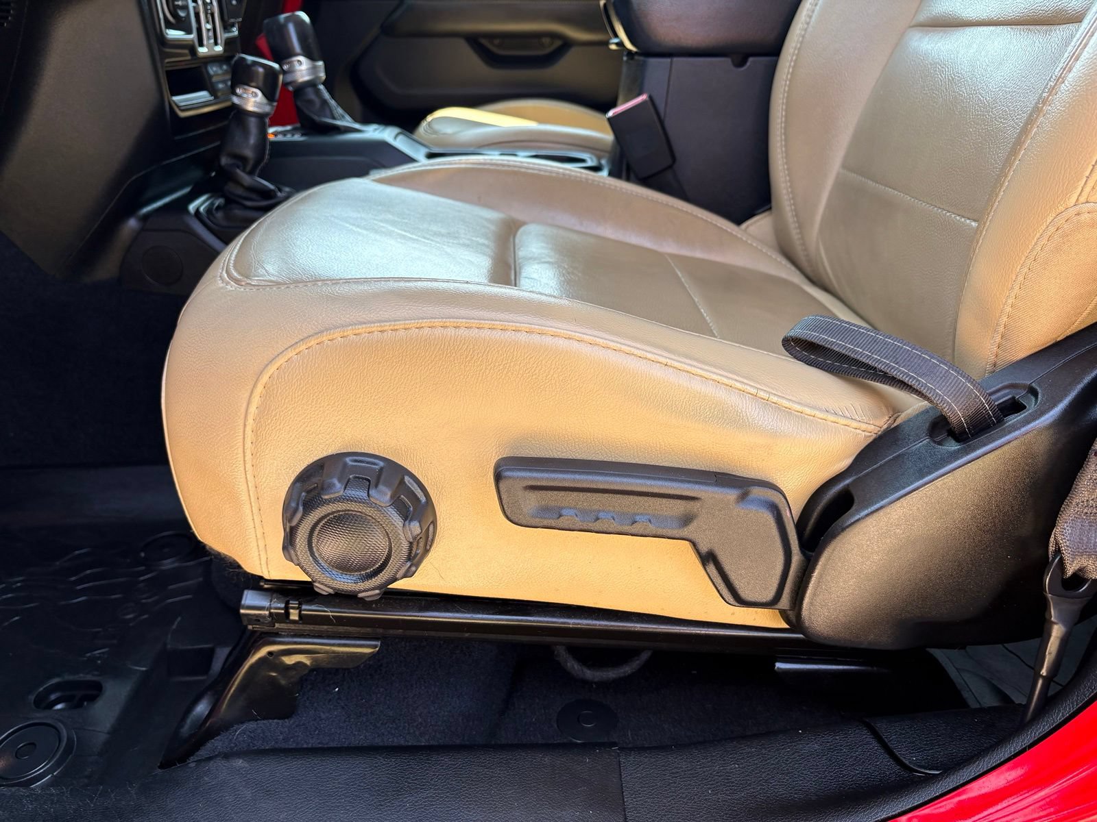 Used 2019 Jeep Wrangler Unlimited Sahara AWD/4WD image 28