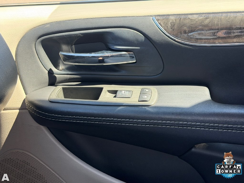 Used 2014 Chrysler Town & Country Touring FWD image 30