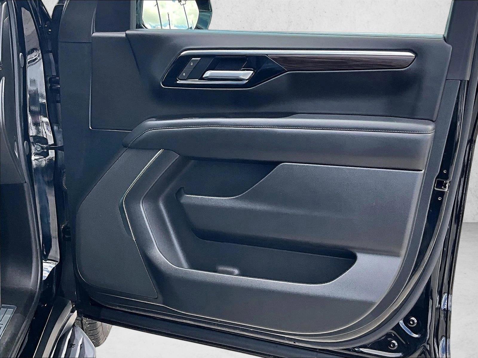 Used 2025 Chevrolet Tahoe LT RWD image 18