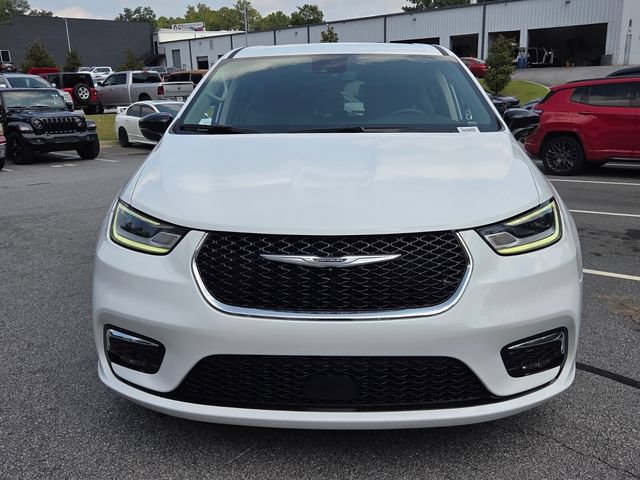 Used 2024 Chrysler Pacifica Touring-L FWD image 2