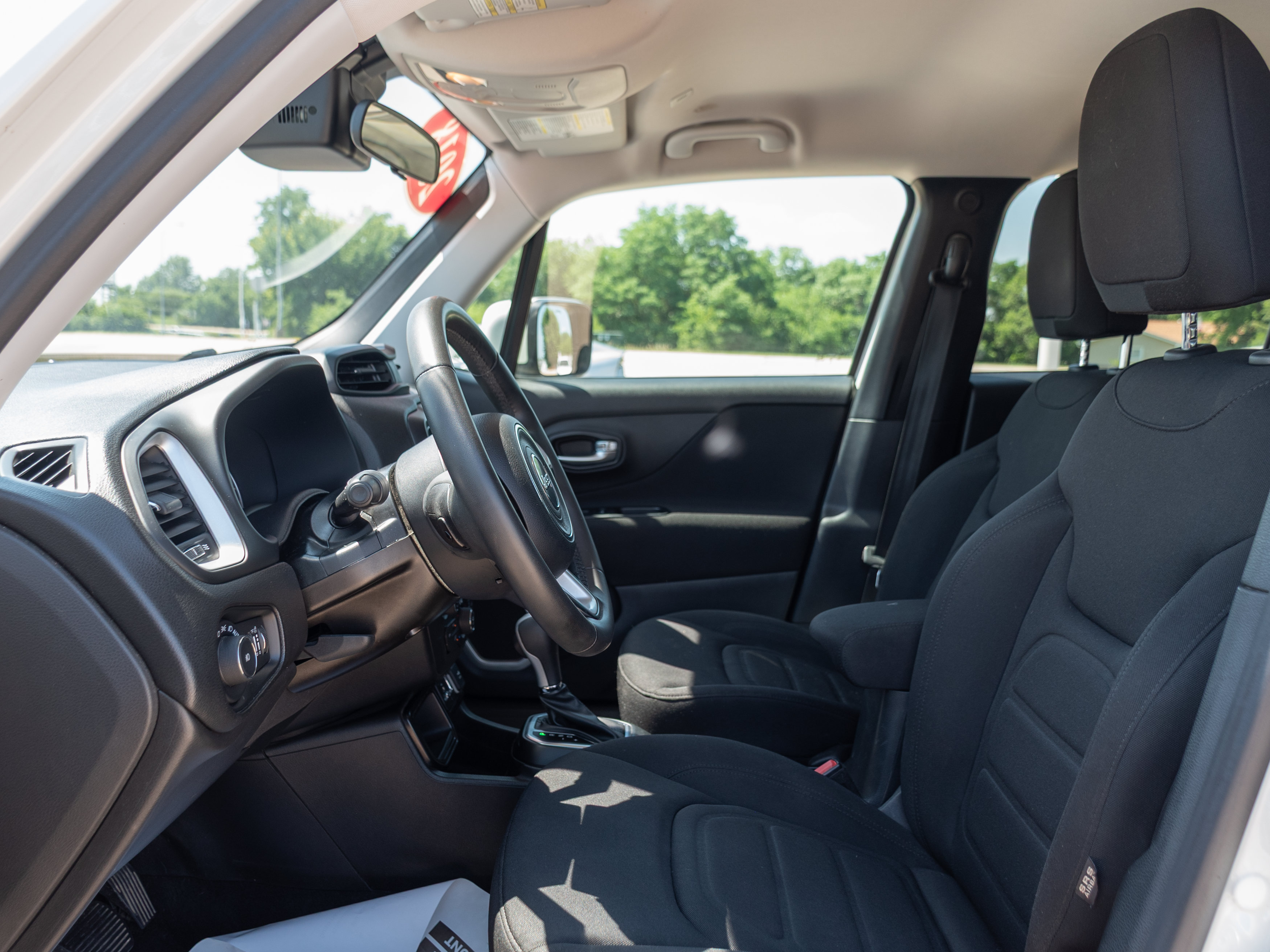 Used 2018 Jeep Renegade Latitude FWD image 7
