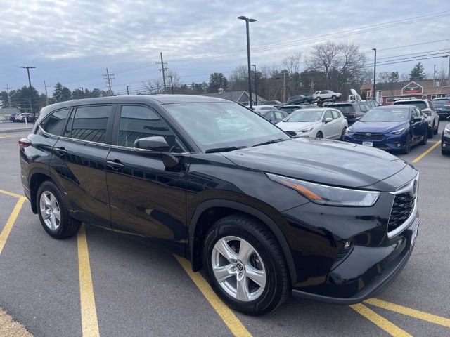 Used 2024 Toyota Highlander LE AWD/4WD image 3