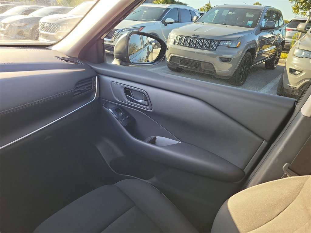 Used 2025 Nissan Rogue S image 16