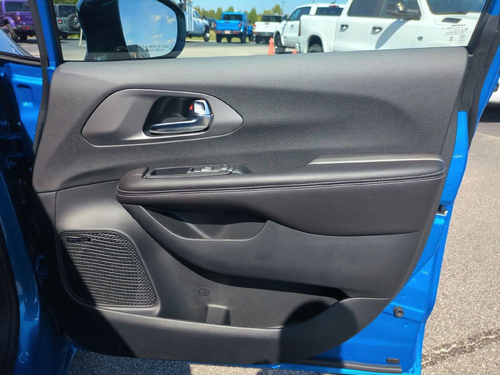 New 2027 Chrysler Pacifica Limited w/ Family Tech Group FWD image 36