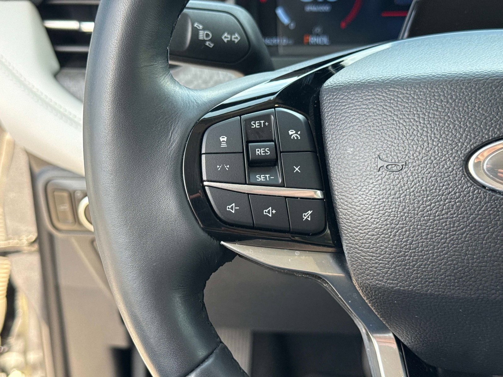 Used 2025 Ford Explorer Platinum w/ Ultimate Package image 32