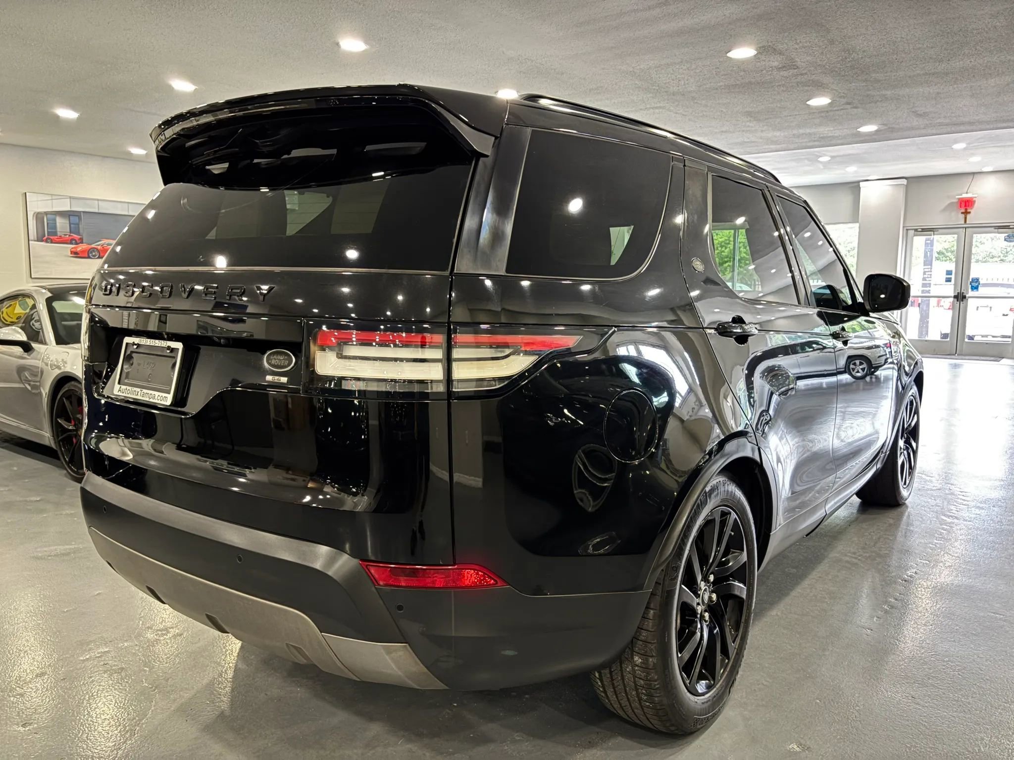 Used 2017 Land Rover Discovery SE AWD/4WD image 7