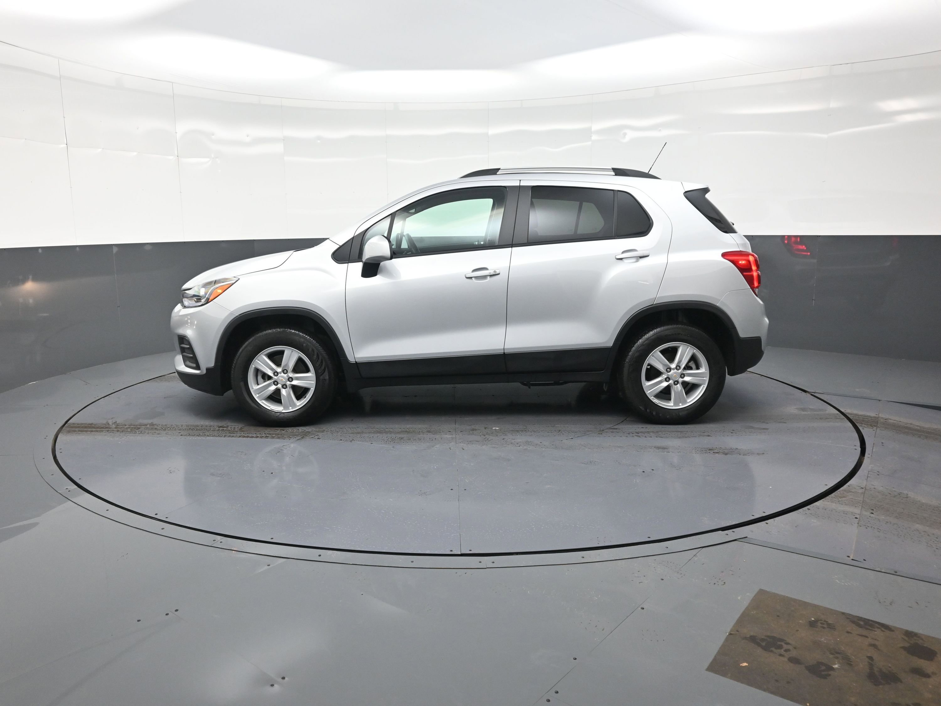 Used 2022 Chevrolet Trax LT w/ LT Convenience Package image 6