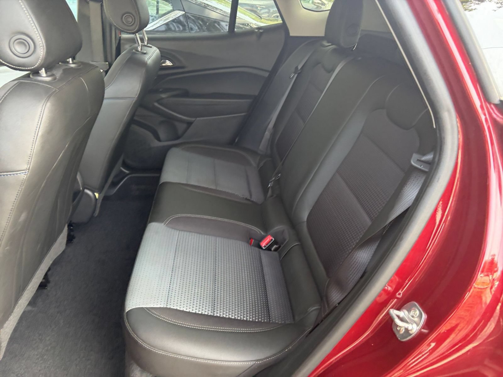Used 2025 Chevrolet Trax LT FWD image 36