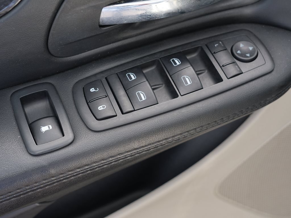 Used 2018 Dodge Grand Caravan SE w/ UConnect Hands-Free Group FWD image 17