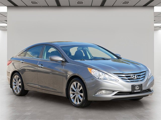 Used 2013 Hyundai Sonata SE w/ Navigation & Sunroof Pkg