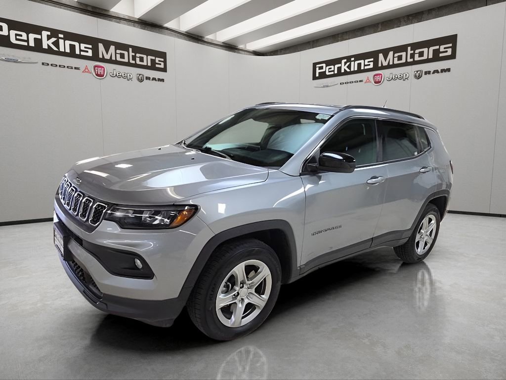 Used 2024 Jeep Compass Latitude image 2