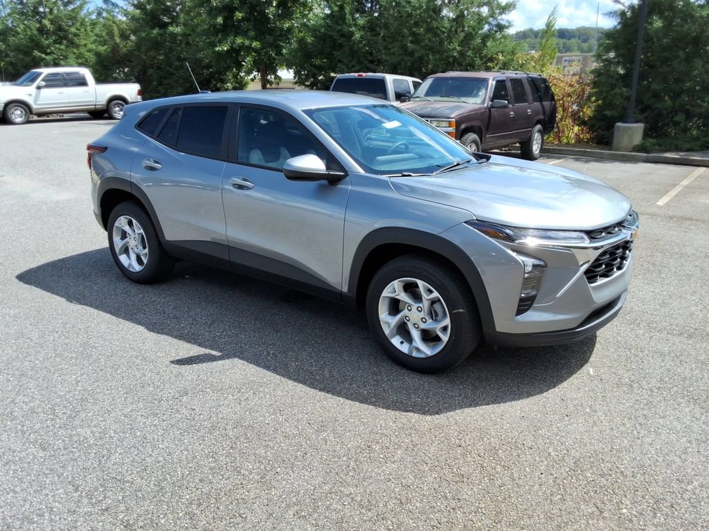 New 2026 Chevrolet Trax LS w/ LS Convenience Package FWD image 3