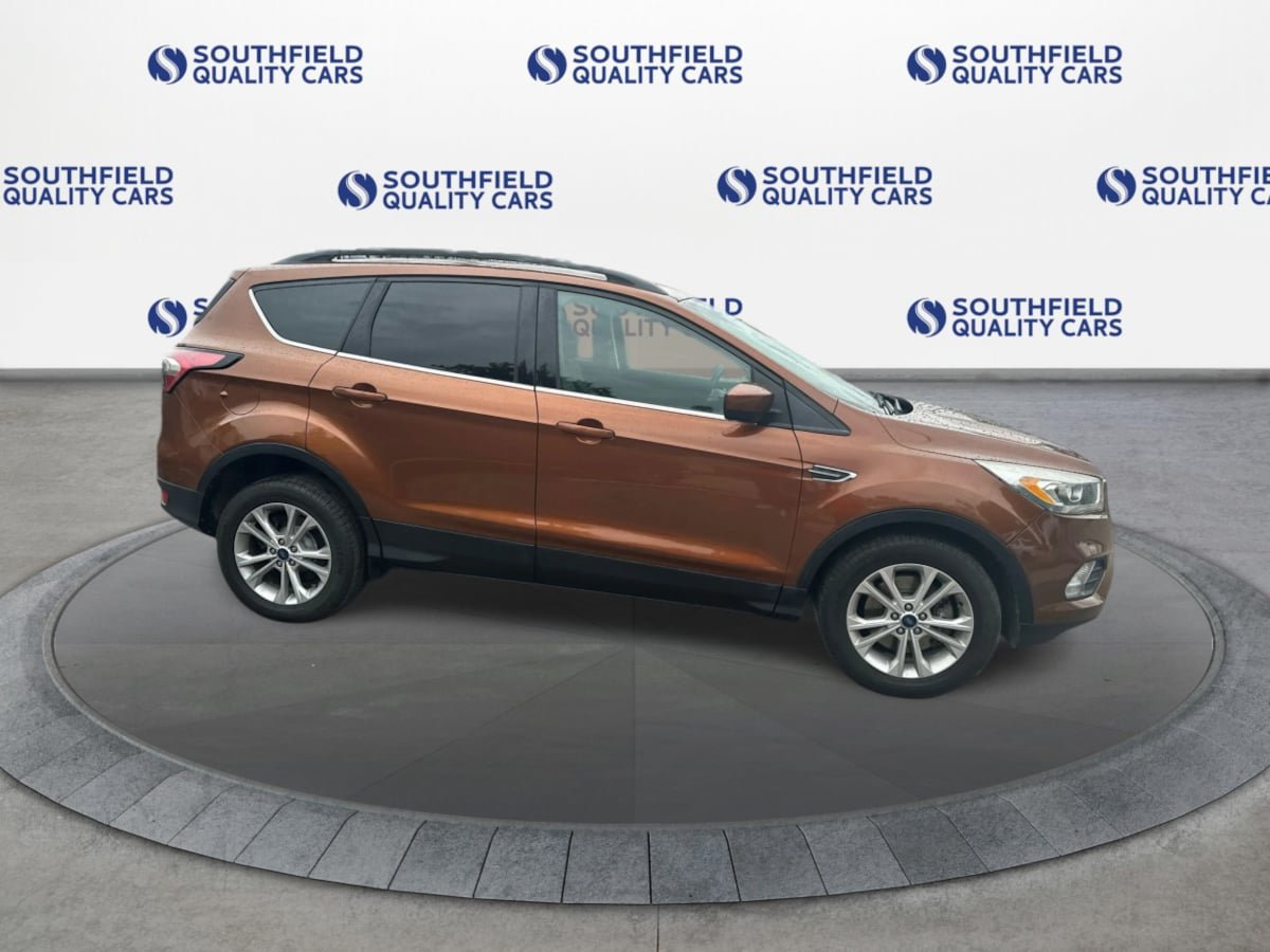 Used 2017 Ford Escape SE w/ Equipment Group 201A AWD/4WD image 8