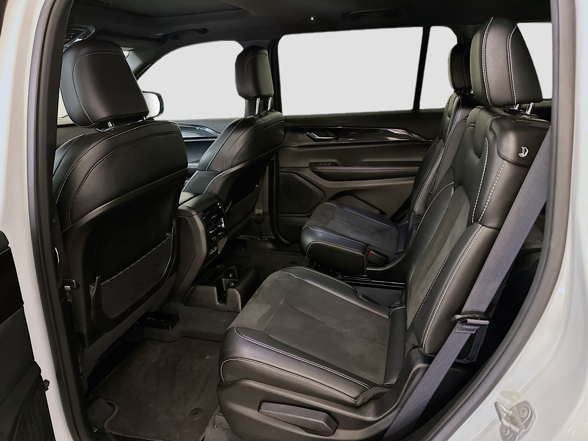 Used 2023 Jeep Grand Cherokee L Laredo image 29