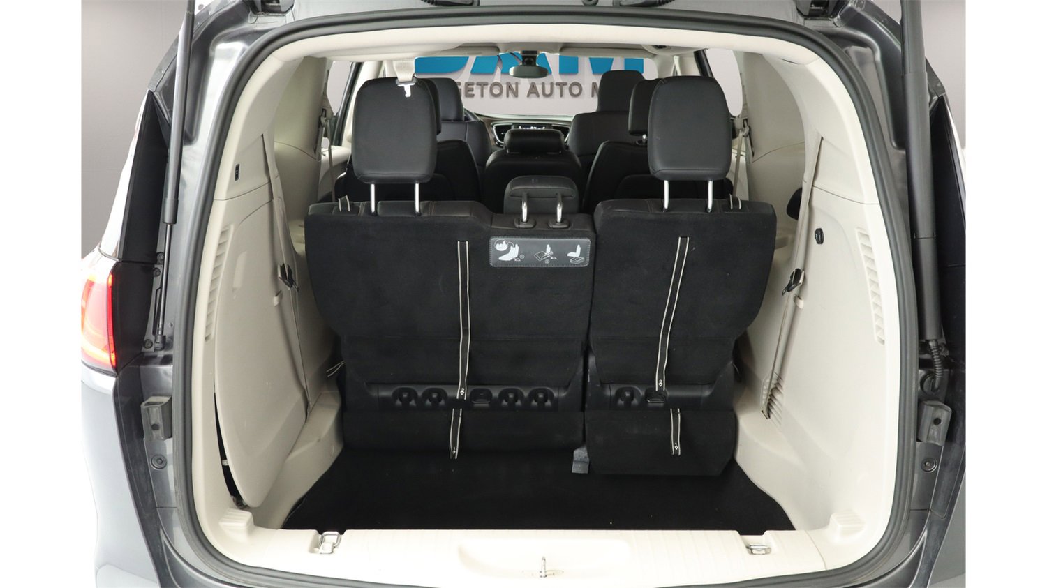 Used 2019 Chrysler Pacifica Touring-L image 31