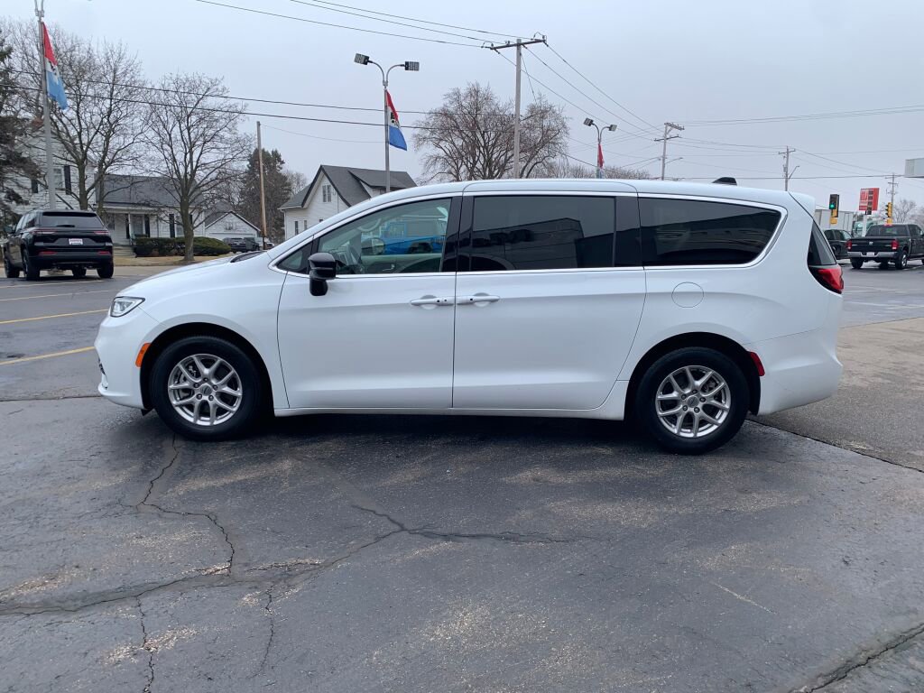 Used 2024 Chrysler Pacifica Touring-L image 4