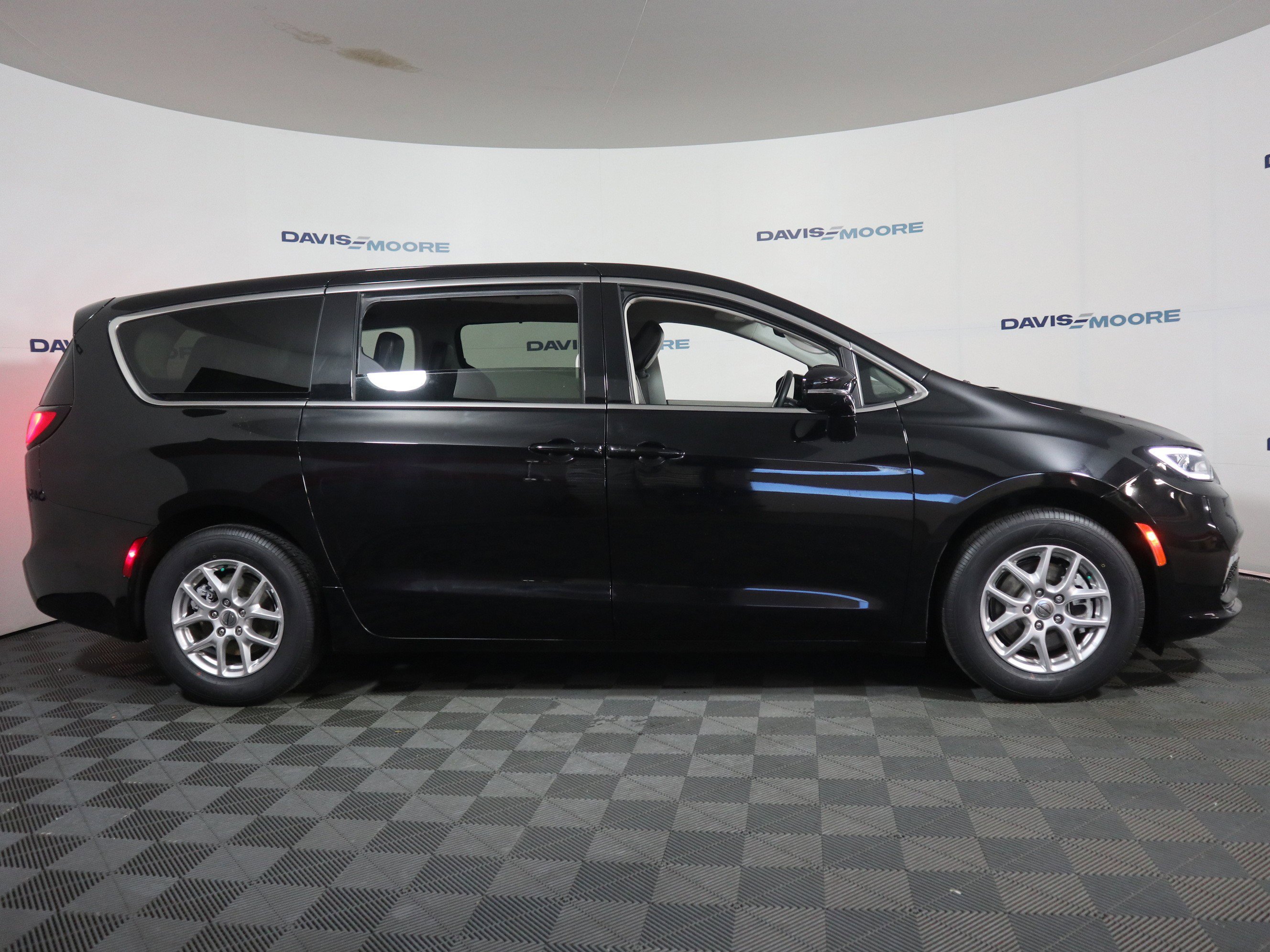 Used 2024 Chrysler Pacifica Touring-L image 4