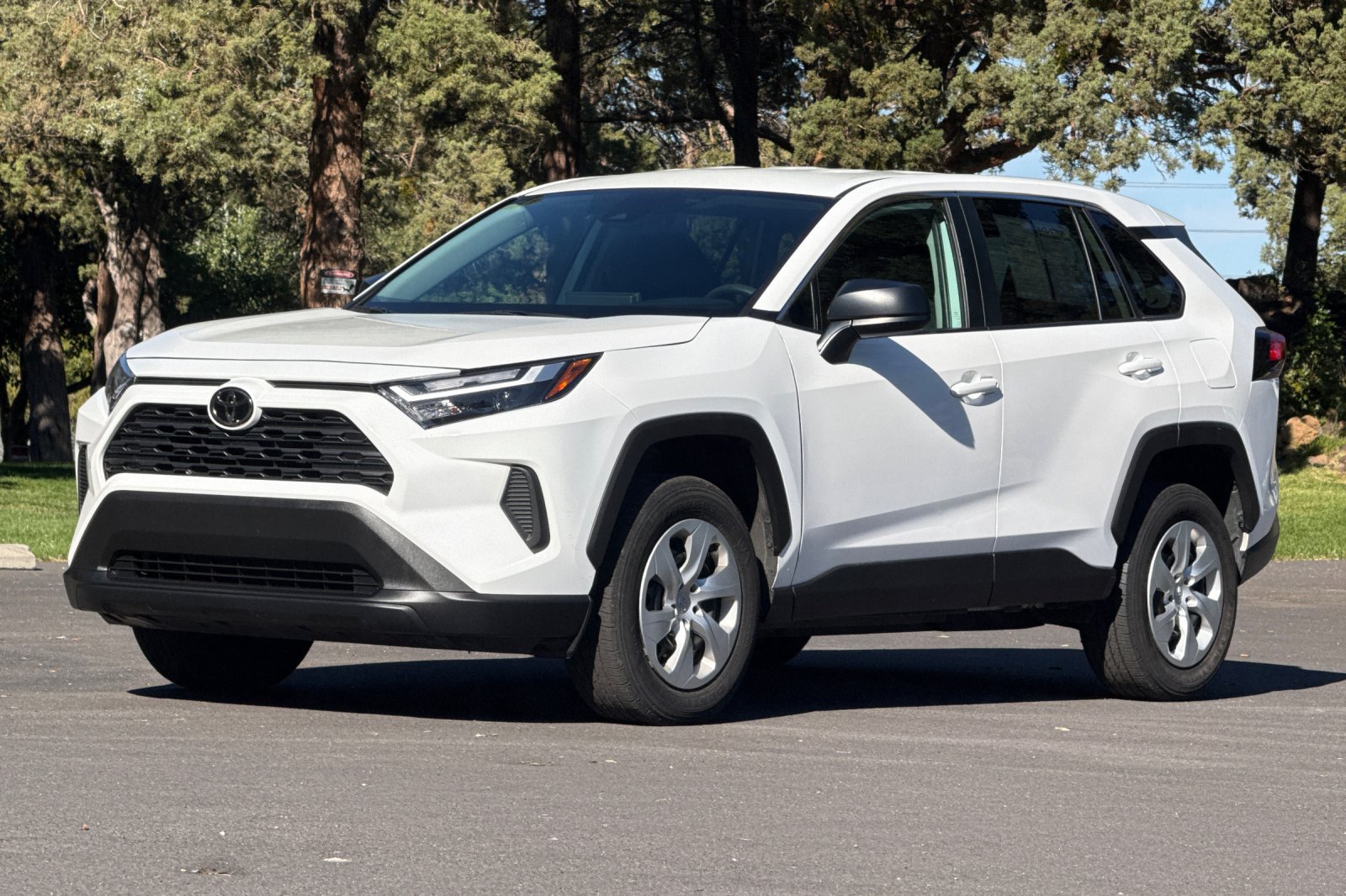 Used 2025 Toyota RAV4 LE AWD/4WD image 8