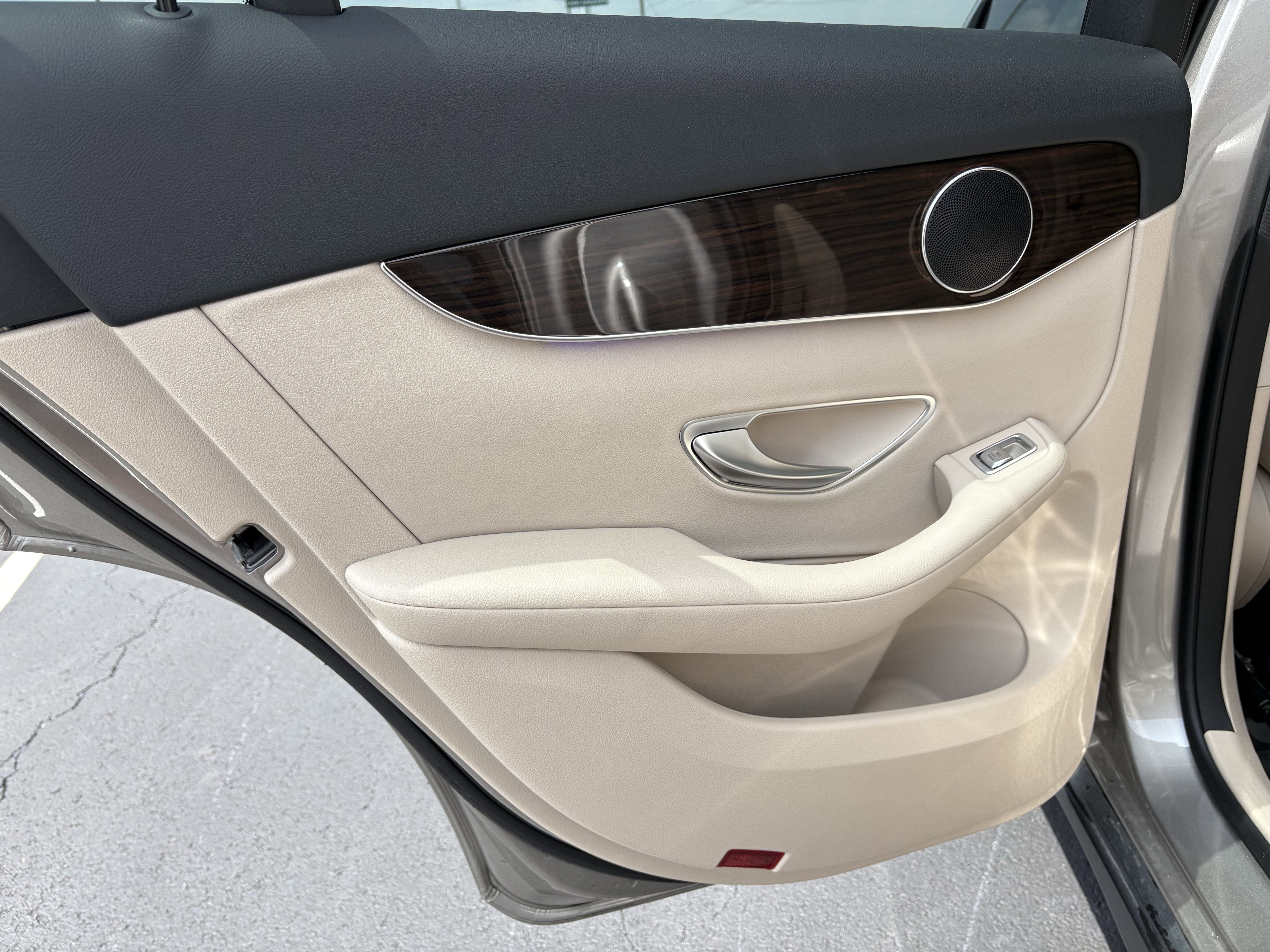 Used 2021 Mercedes-Benz GLC 300 4MATIC w/ Premium Package image 6