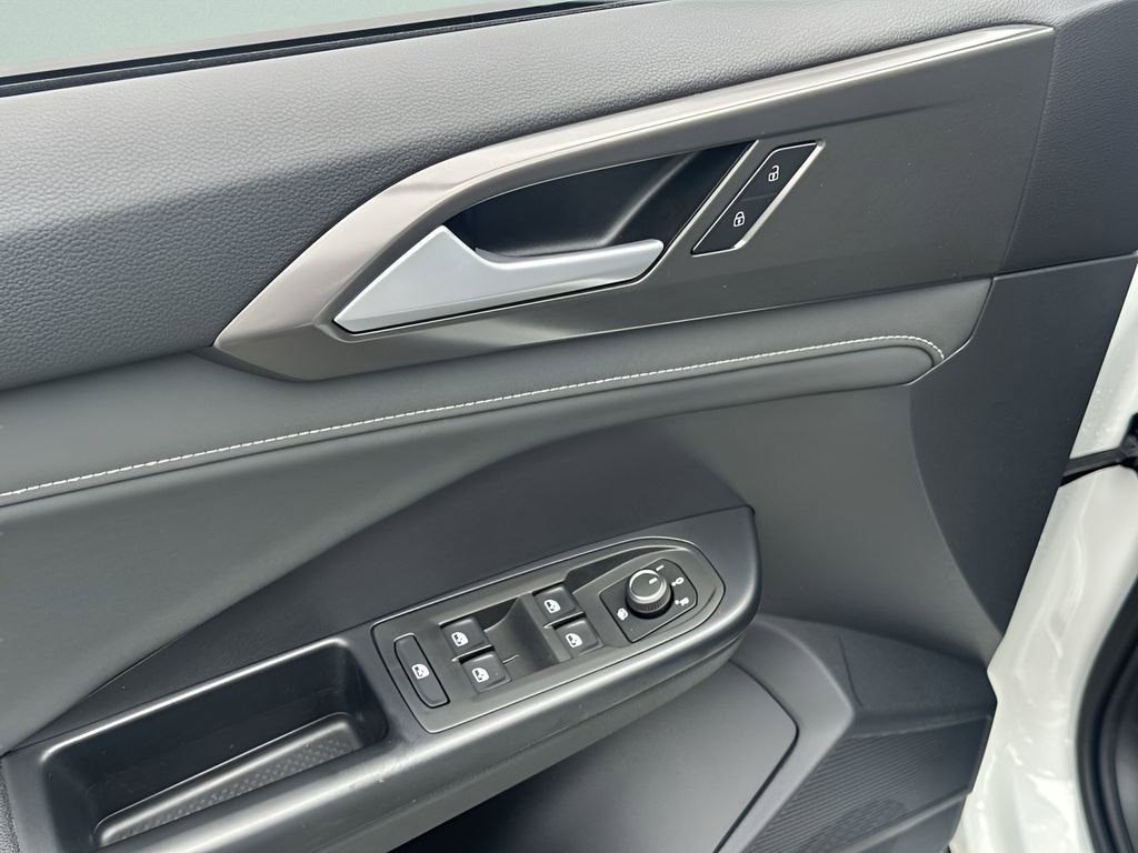 New 2026 Volkswagen Taos SE image 13