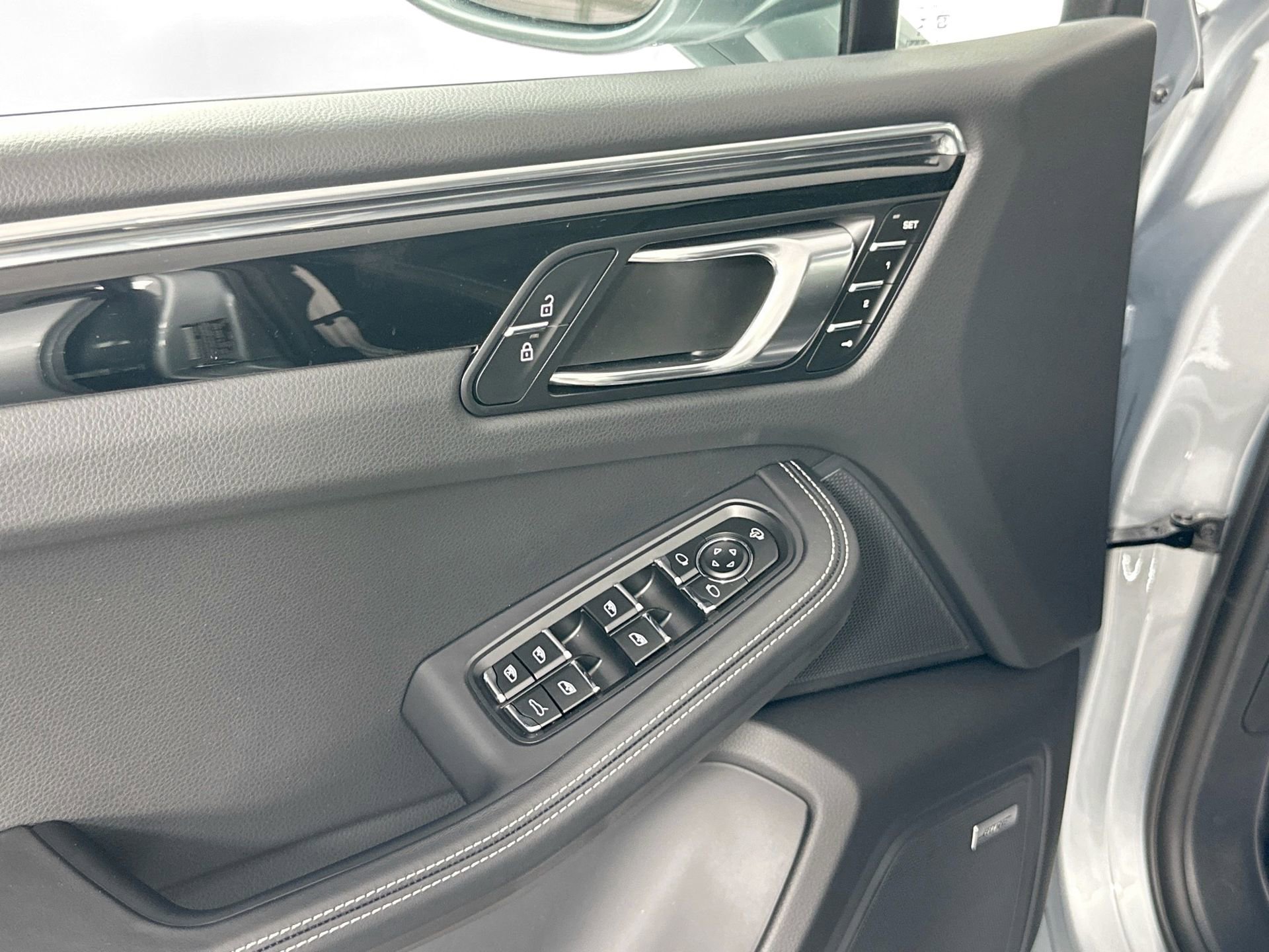 Certified 2025 Porsche Macan image 32