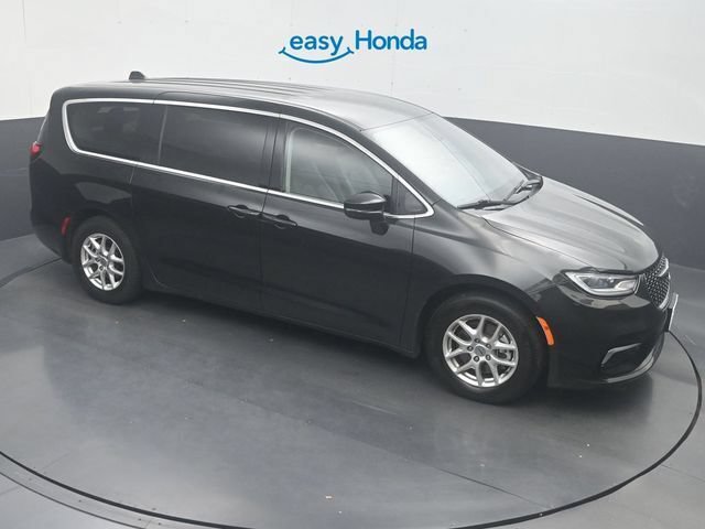 Used 2023 Chrysler Pacifica Touring-L FWD image 19