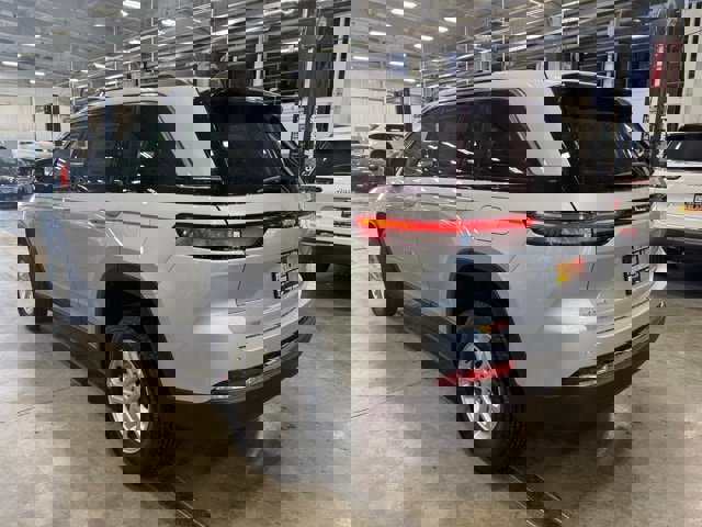 New 2025 Jeep Grand Cherokee Laredo w/ Luxury Tech Group I image 4