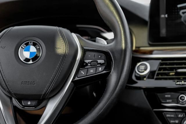 Used 2023 BMW 530e RWD image 28