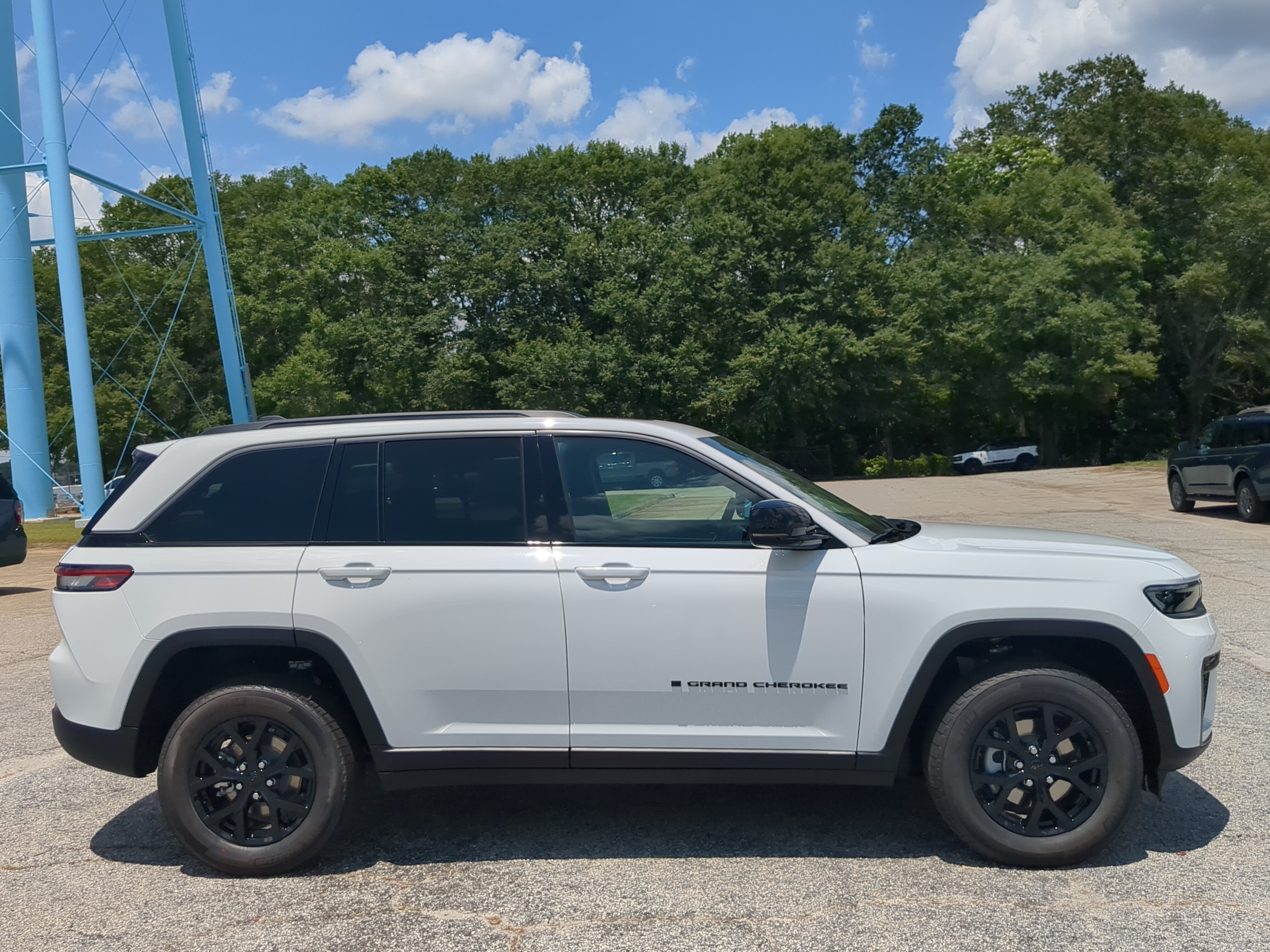 New 2026 Jeep Grand Cherokee Altitude RWD image 2