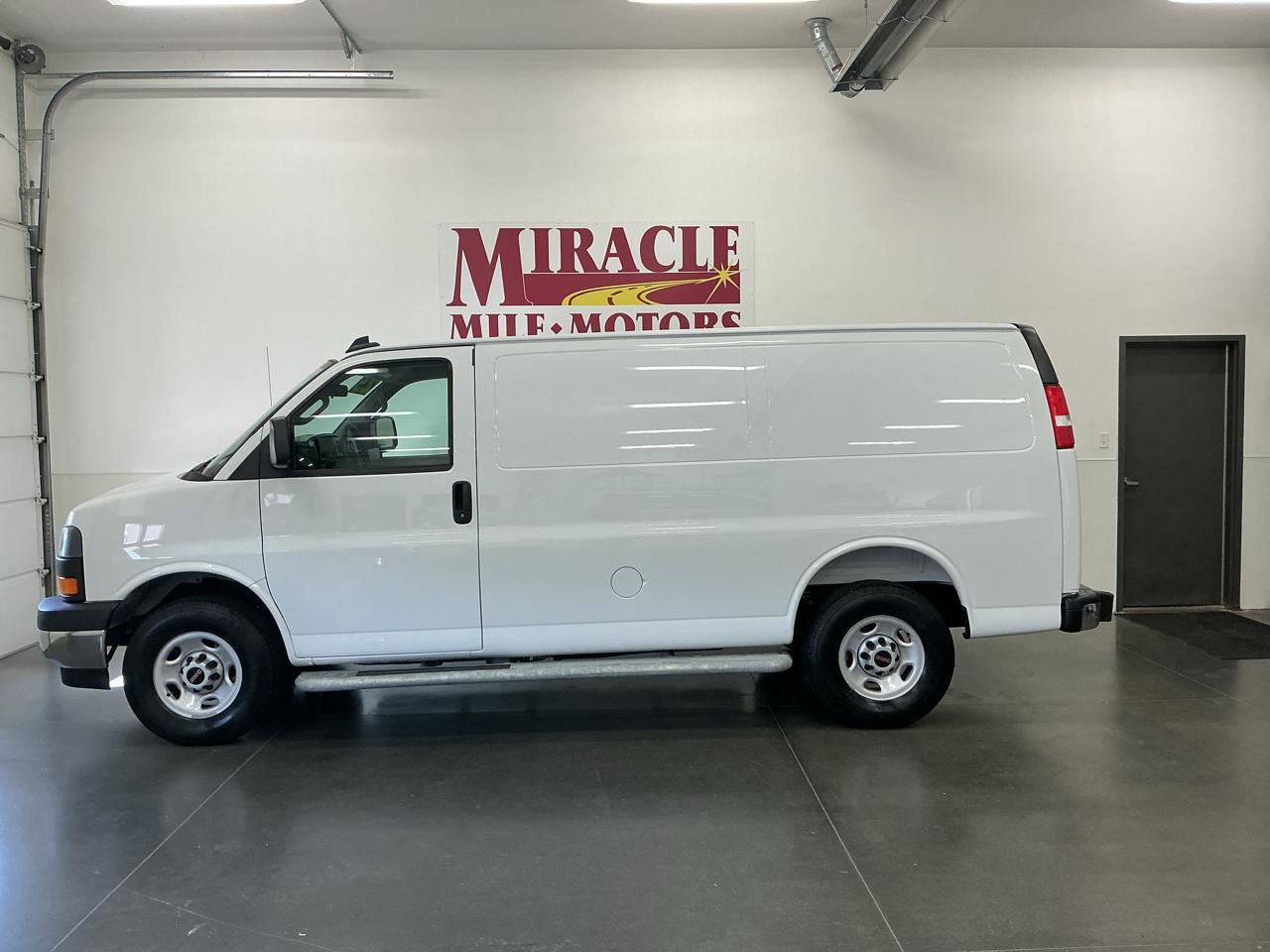 Used 2025 GMC Savana 2500 w/ Driver Convenience Package RWD image 2