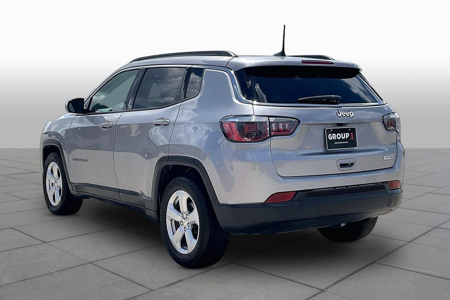 Used 2019 Jeep Compass Latitude w/ Cold Weather Group FWD image 12