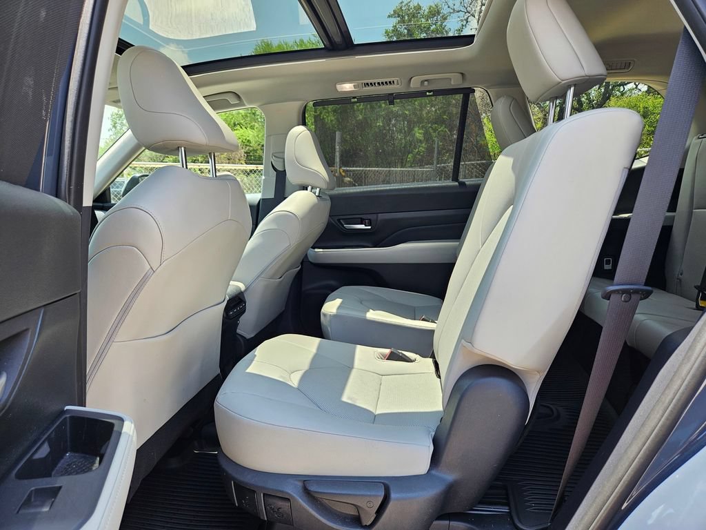 Used 2024 Toyota Grand Highlander XLE FWD image 14