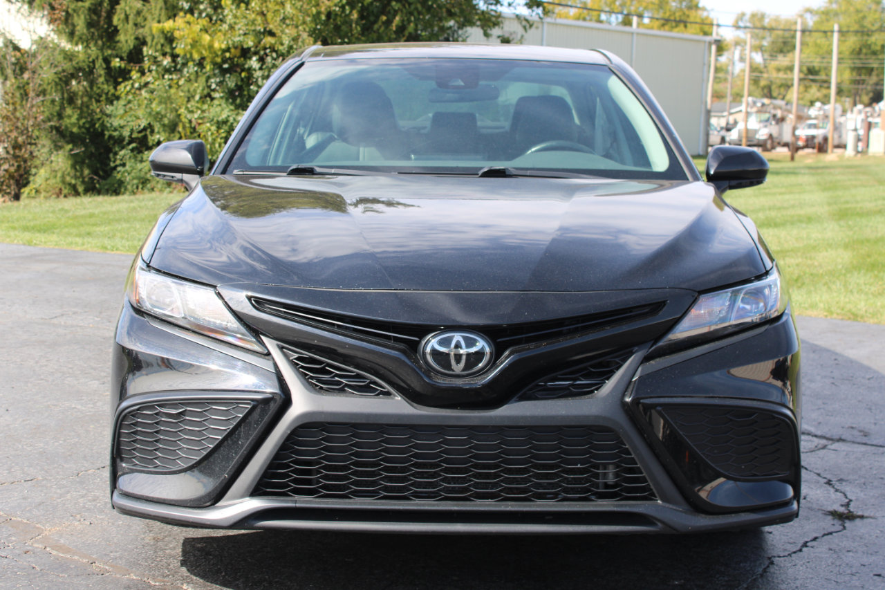 Used 2024 Toyota Camry SE image 2