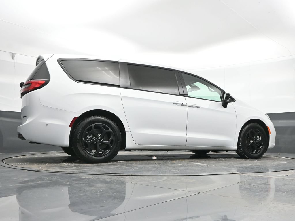 Used 2024 Chrysler Pacifica Limited FWD image 47