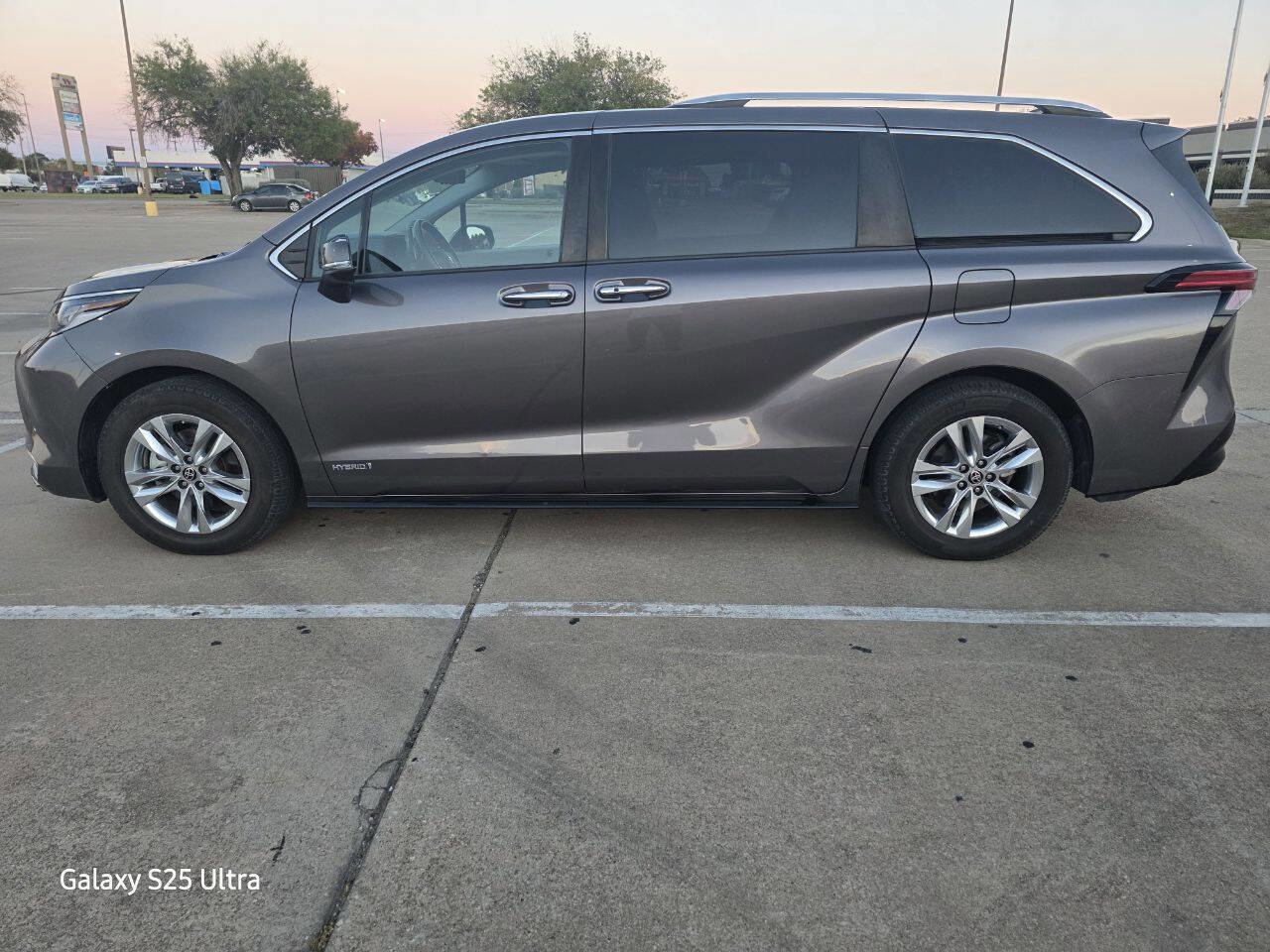 Used 2021 Toyota Sienna Limited FWD image 9