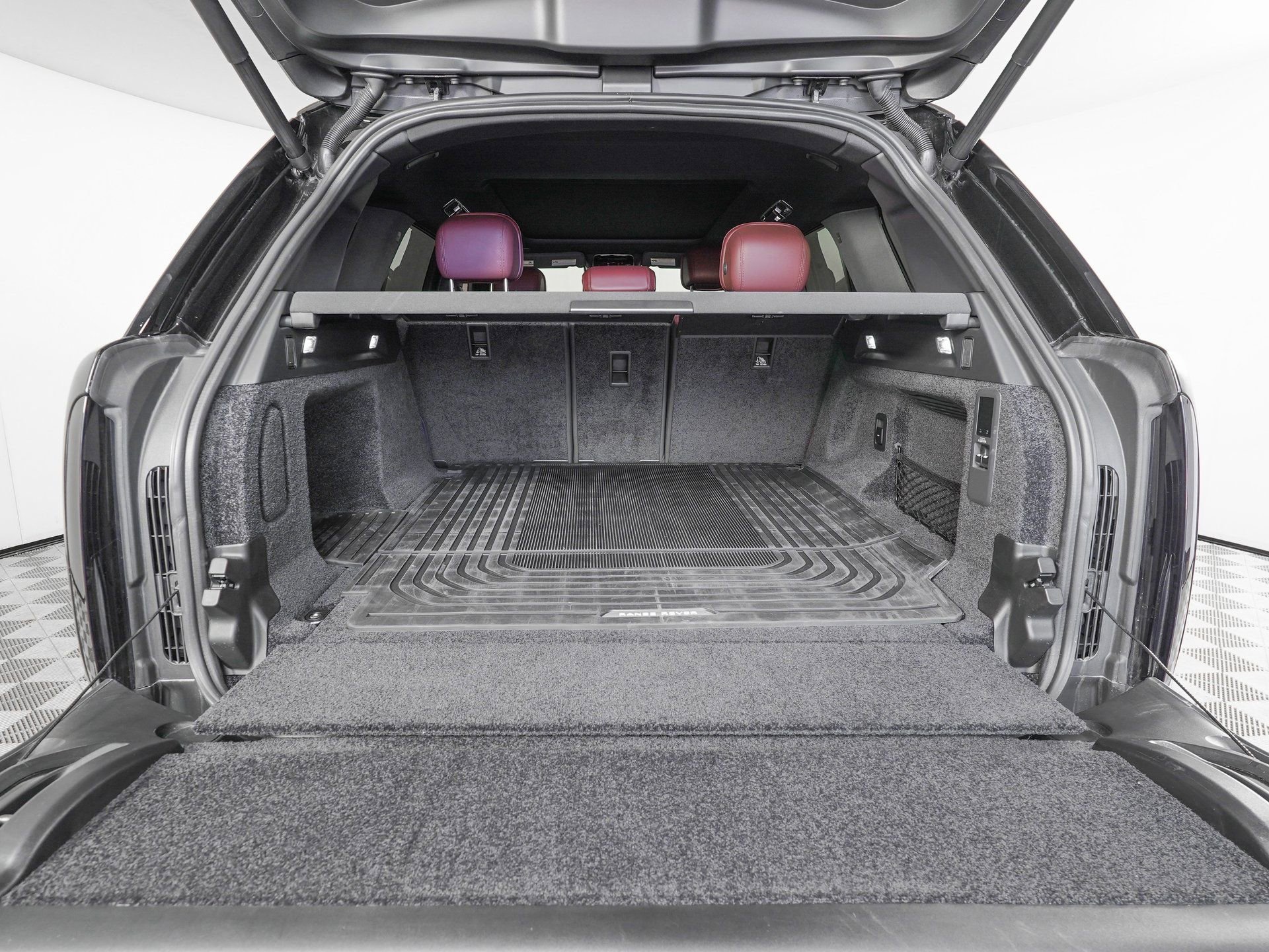 Used 2025 Land Rover Range Rover SE image 12