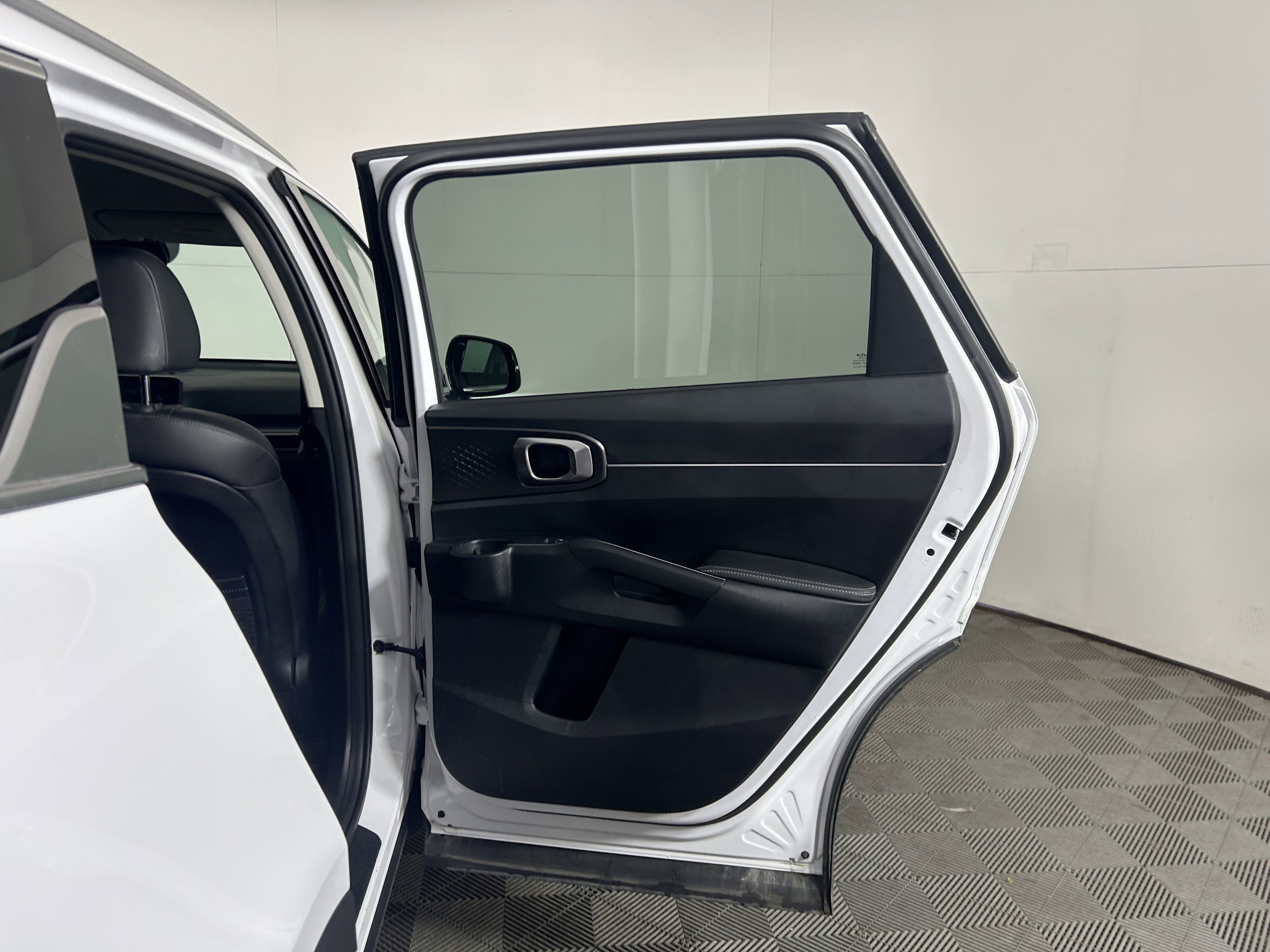 Used 2025 Kia Sorento S image 36