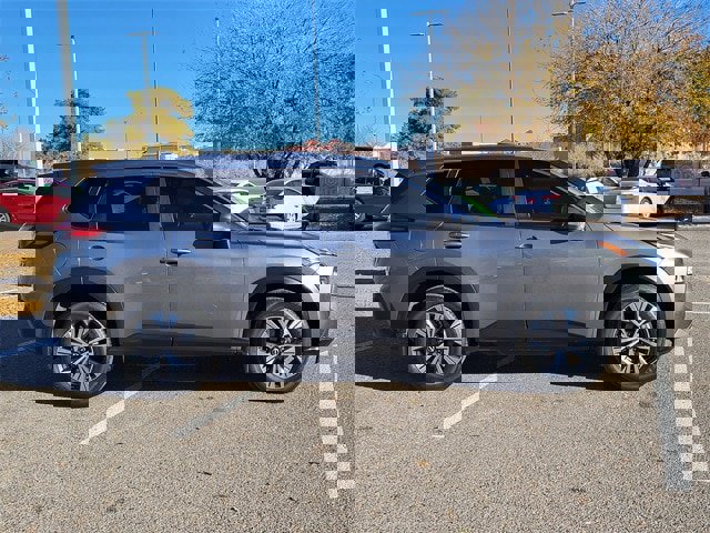 Used 2023 Nissan Rogue SV image 3