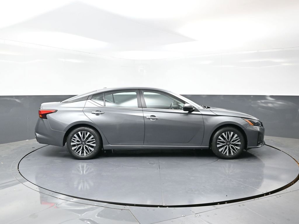 Used 2024 Nissan Altima 2.5 SV image 3