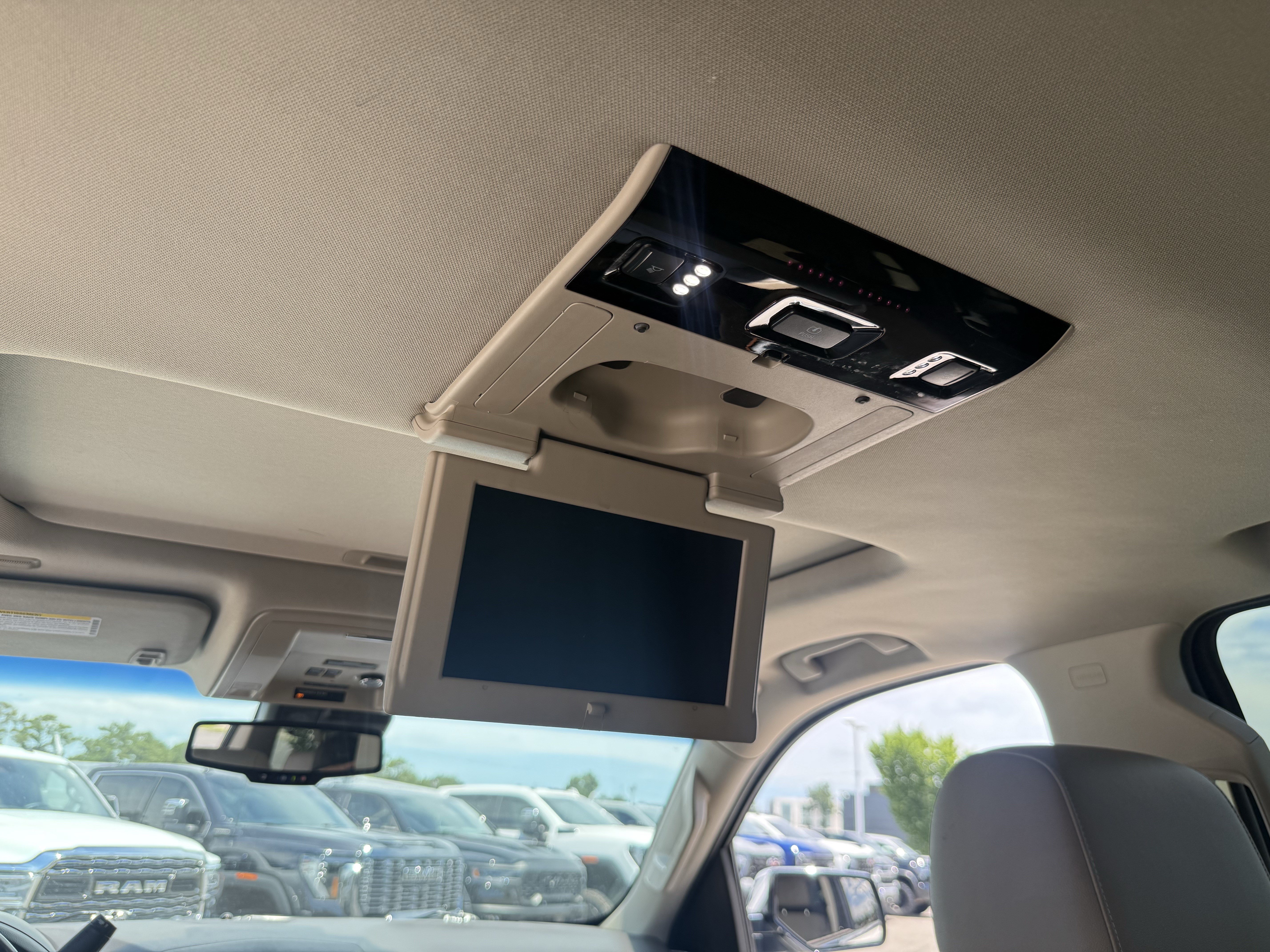 Used 2016 Chevrolet Suburban LTZ RWD image 34