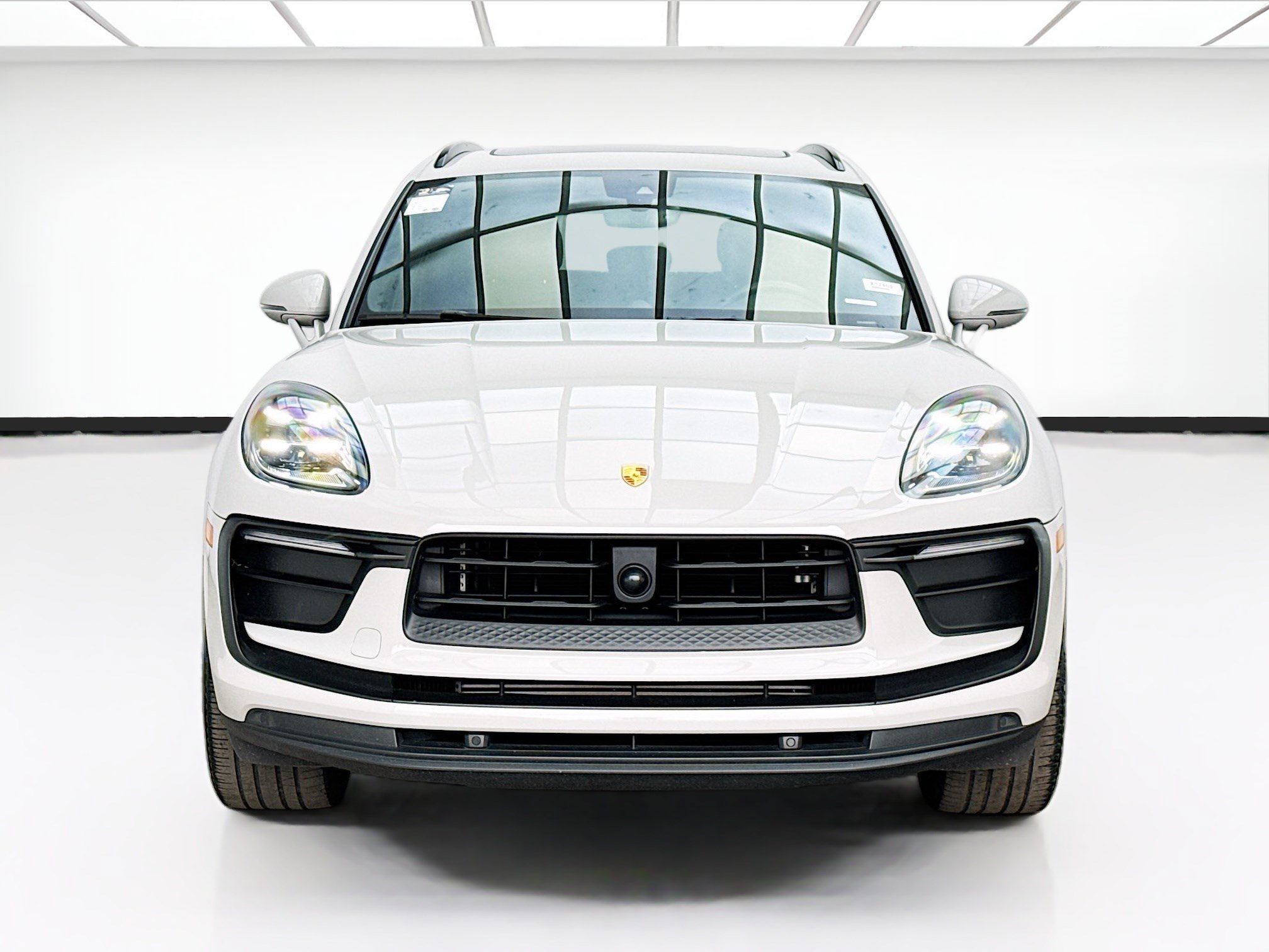 Used 2023 Porsche Macan AWD/4WD image 2