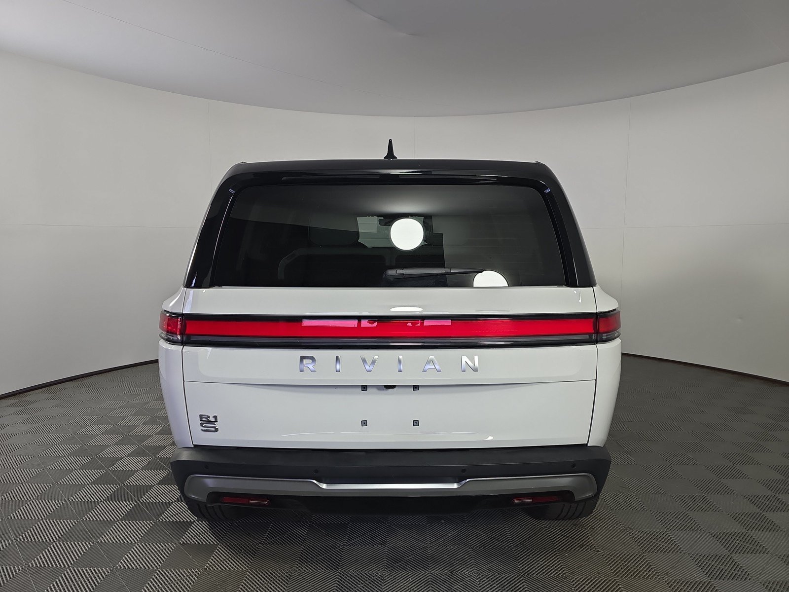 Used 2024 Rivian R1S Adventure AWD/4WD image 4
