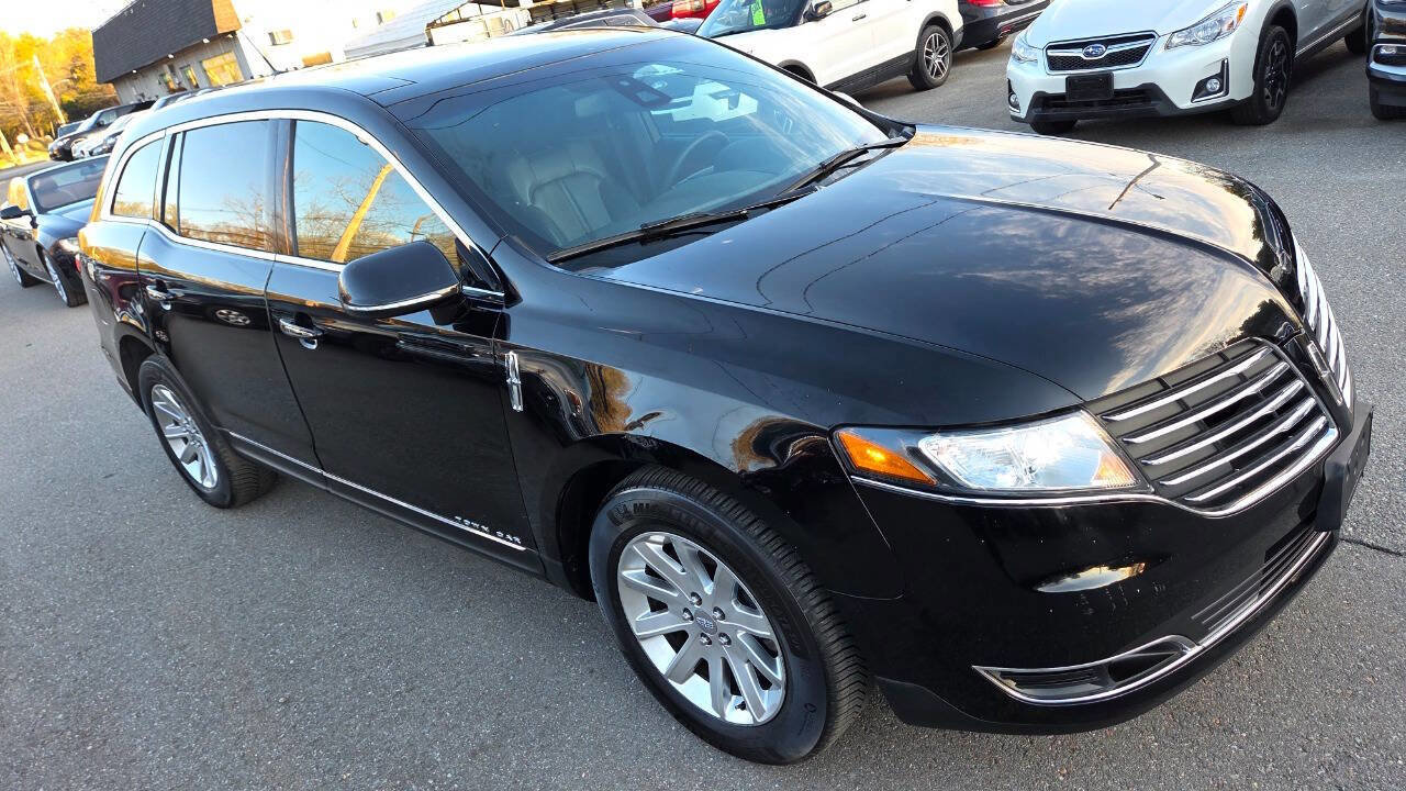 Used 2019 Lincoln MKT AWD image 18