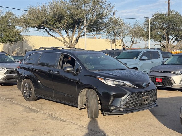 Used 2022 Toyota Sienna XSE image 3