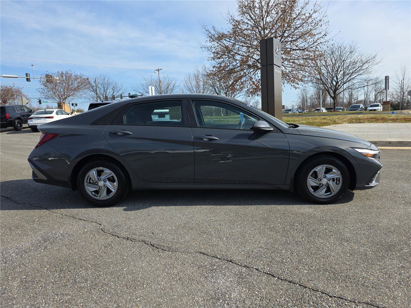 Certified 2024 Hyundai Elantra SE image 3