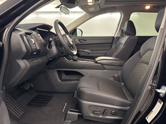 Used 2025 Nissan Pathfinder SV w/ SV Premium Package image 25